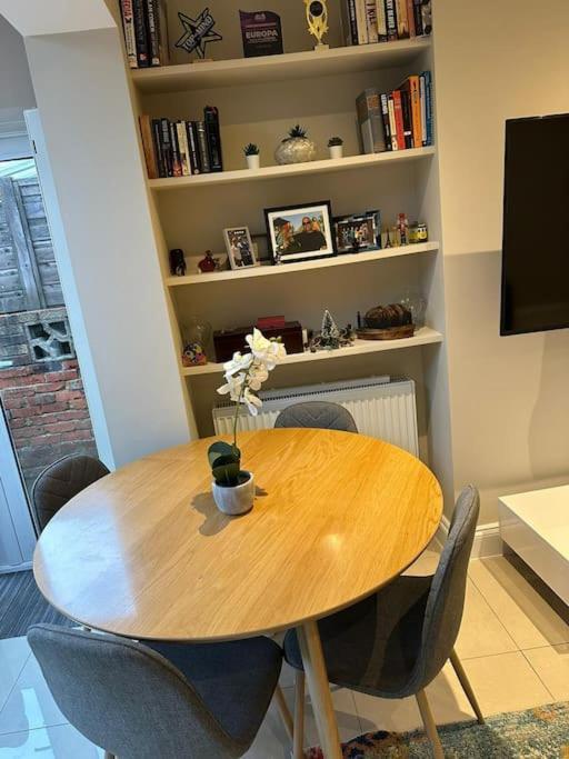 Lovely 2 Bedroom Ground Floor Flat With Garden. London Exterior foto